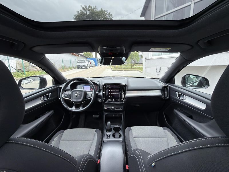 Volvo XC40 T2 FWD // CORE // PANORAMA - fotka 16 z 30