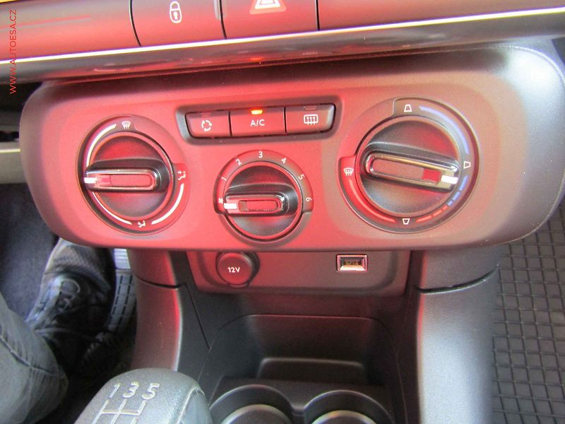 Citroën C3 (2019) 1.2 PT, 2.maj,ČR, Feel, STK7 - fotka 17 z 20