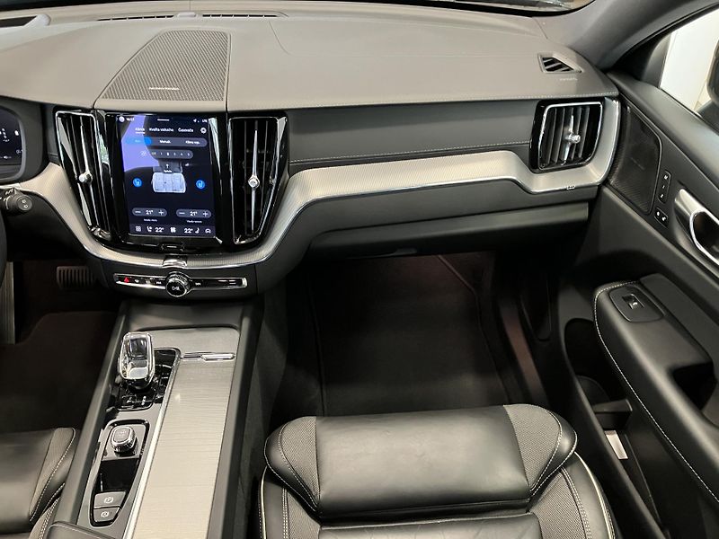 Volvo XC60 B4 FWD Ultimate Dark AT8 - fotka 16 z 44