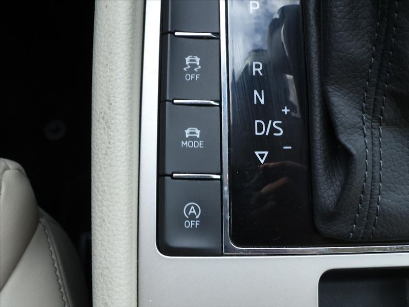 Škoda Superb 2,0 TDI 140kW DSG 4x4 Style CZ - fotka 25 z 35