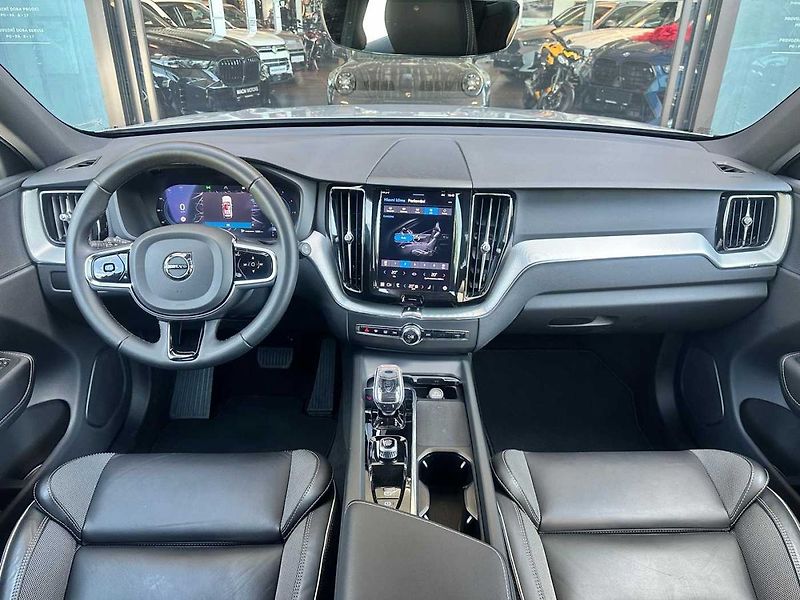 Volvo XC60 PLUS DARK B4 AWD - fotka 7 z 14