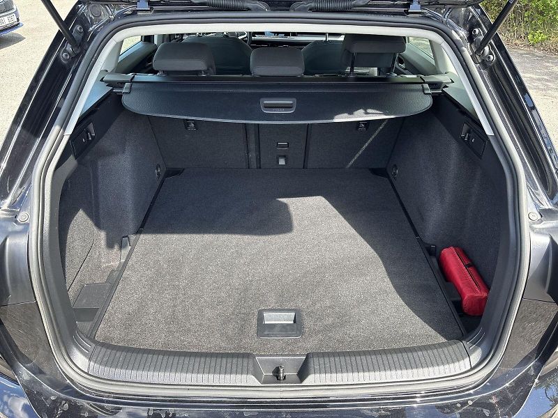 Volkswagen Golf (2022) Variant 1.5 TSI Style - fotka 26 z 27