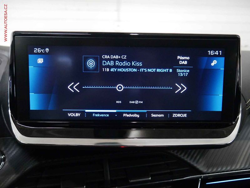 Peugeot 2008 (2020) 1.2 PT, GT, AT, navi, LED - fotka 17 z 25