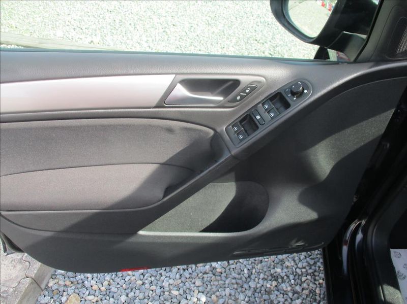 Volkswagen Golf 1,6 i, klima,serviska,1.maj., - fotka 12 z 39