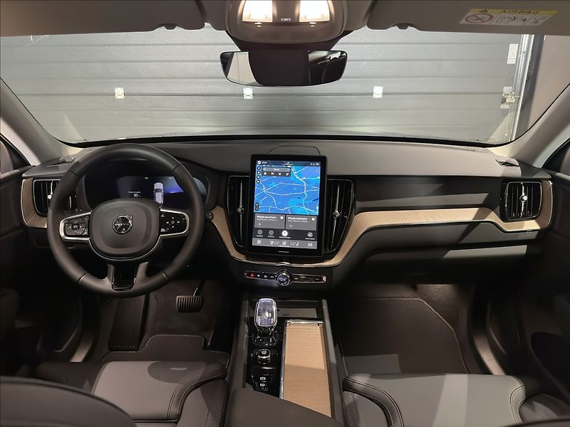 Volvo XC60 (2026) 2,0 B5  Plus Dark - fotka 28 z 31