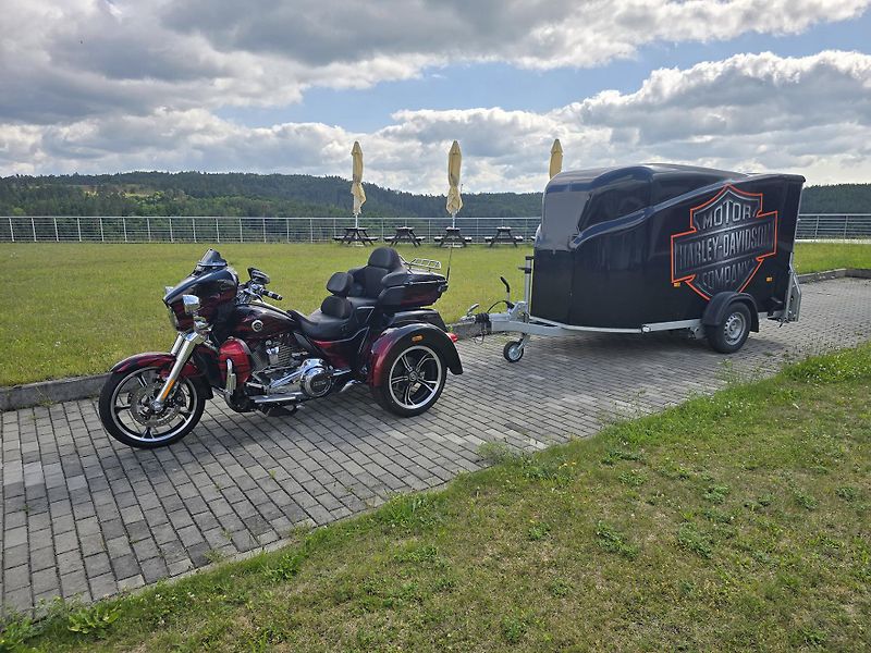 Harley-Davidson FLHTCUTG Tri Glide Ultra Classic (2022) - fotka 1 z 10