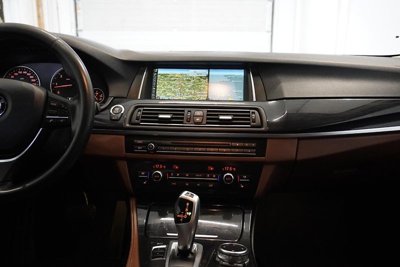 BMW Řada 5  3,0 XDRIVE FACELIFT AUTOMAT - fotka 22 z 29