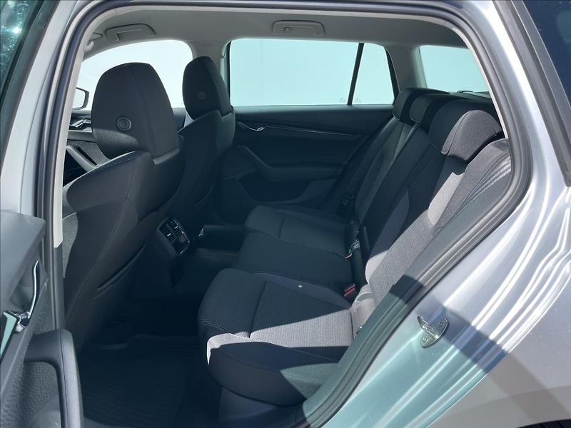 Škoda Octavia 2,0 TDI Combi Ambition Plus - fotka 14 z 21