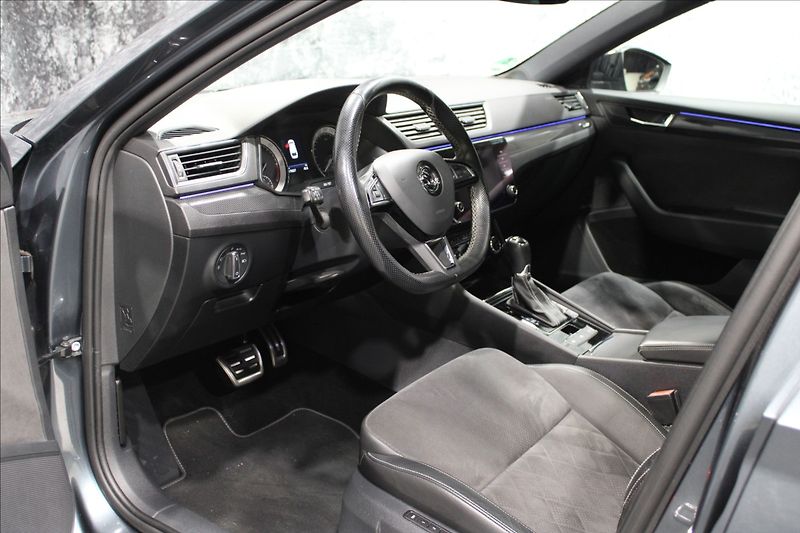 Škoda Superb 2,0 TDI DSG 140KW Sportline - fotka 9 z 37