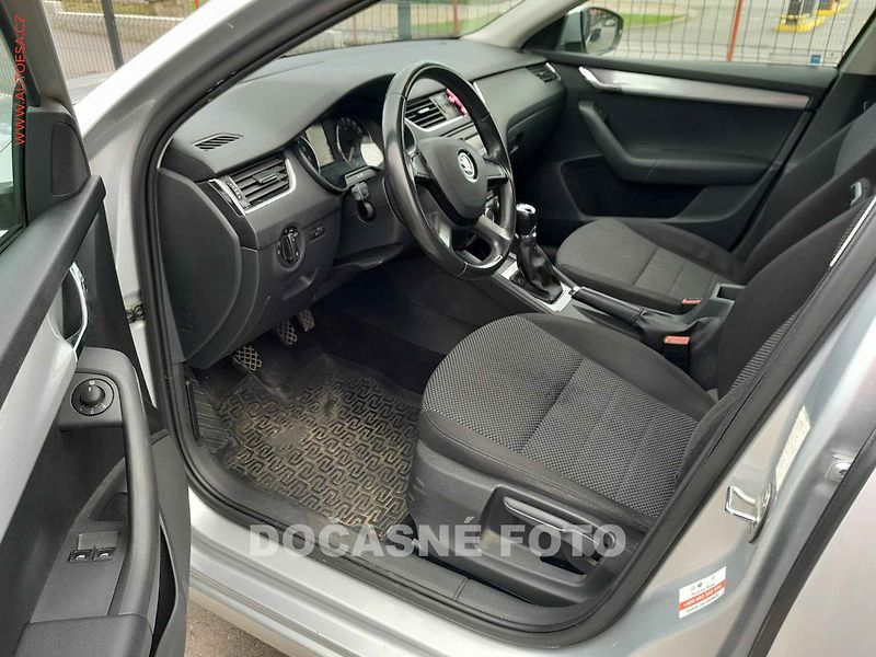 Škoda Octavia (2014) 1.6 TDi, ČR, AC, výhřev sed - fotka 3 z 3