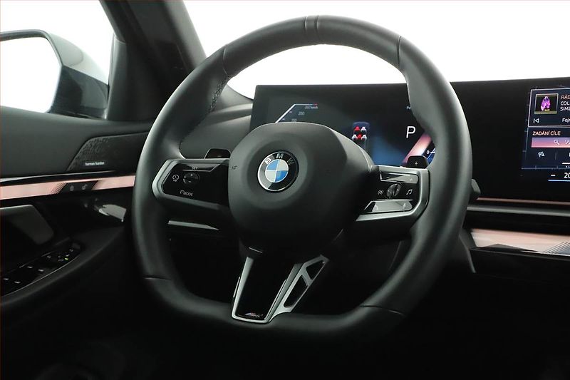 BMW Řada 5 (2025) 520d xDrive, M Sport, Navigace - fotka 8 z 21
