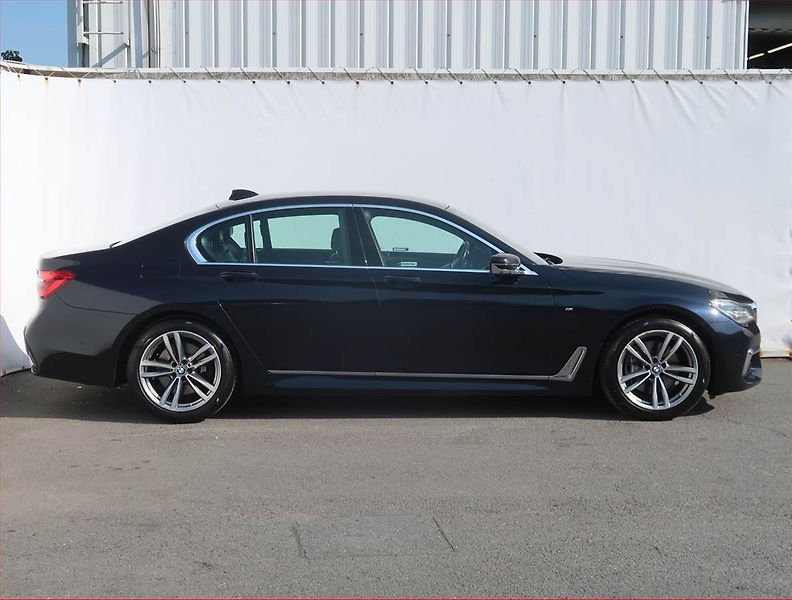BMW Řada 7 (2019) M Paket 730 d xDrive, ČR - fotka 6 z 29