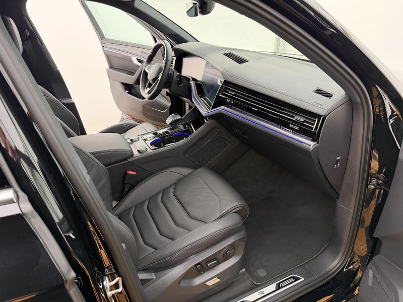 Volkswagen Touareg 3.0Tdi*1-MAJ*DPH*HUD*R-LINE* - fotka 18 z 45