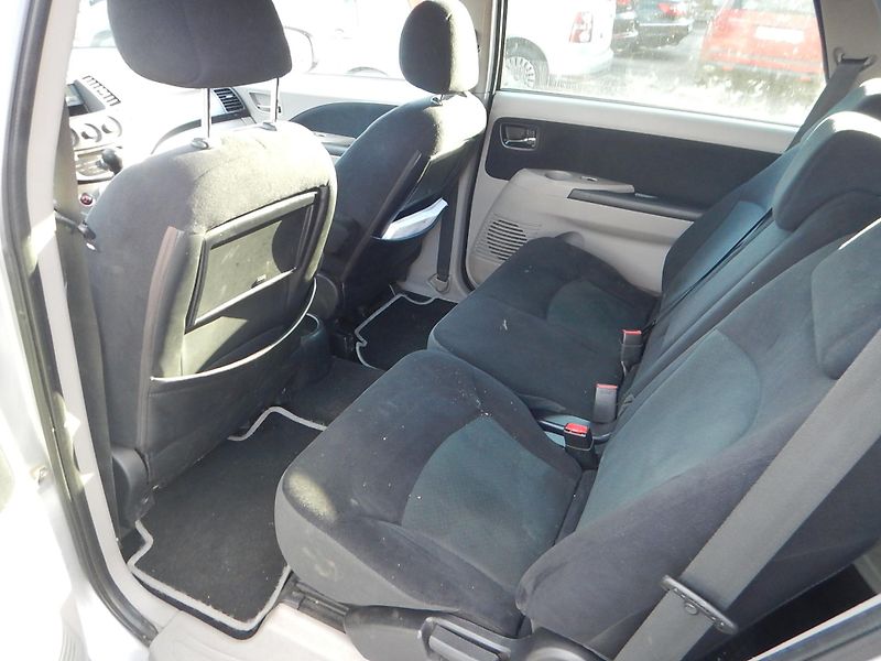 Mitsubishi Grandis 2.0 DI-D, KLIMA, 7 MÍST - fotka 10 z 26