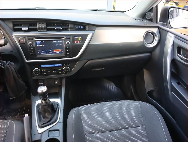 Toyota Auris (2013) 1.3 Dual VVT-i, Park. senzory - fotka 8 z 15