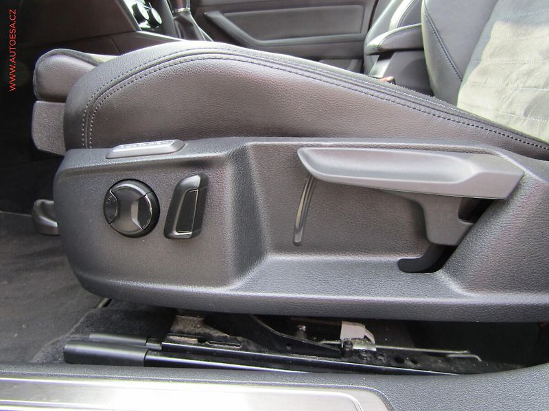 Volkswagen Passat (2017) 2.0 TDi, ČR - fotka 19 z 20