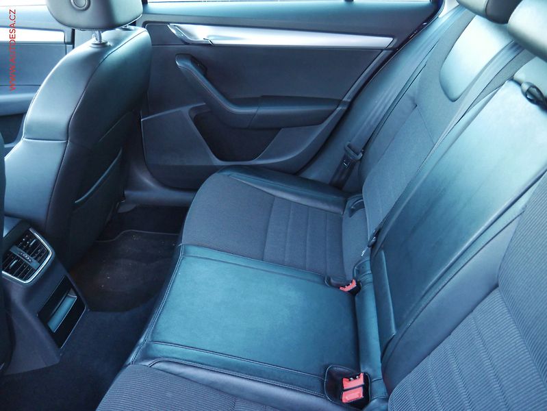 Škoda Octavia (2014) 2.0 TDi, Elegance, navi - fotka 10 z 20
