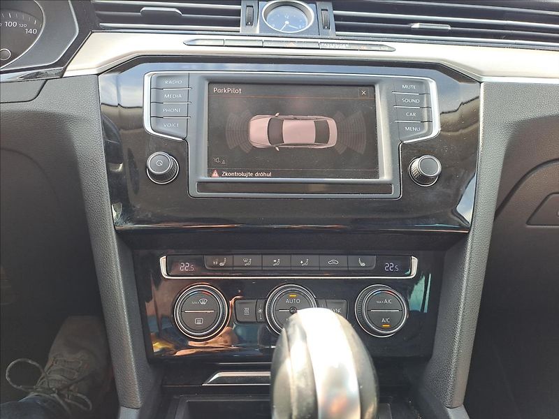 Volkswagen Passat 2,0 TSI 162 kW - fotka 14 z 17