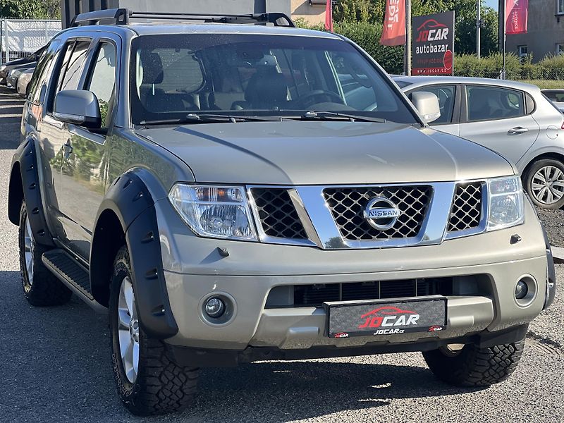 Nissan Pathfinder 2.5DCi 4x4 AUTOMAT 7MÍST  - fotka 3 z 43