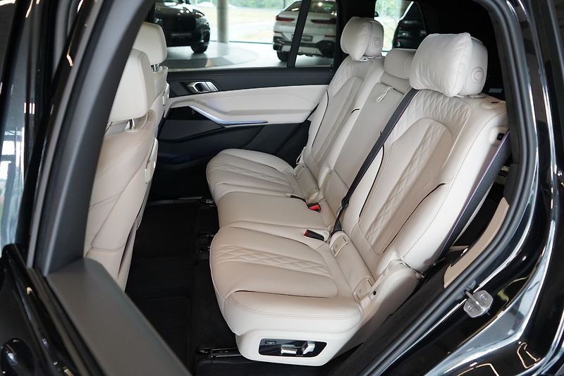 BMW X7 M60i xDrive, Masáž, Skylounge - fotka 46 z 50