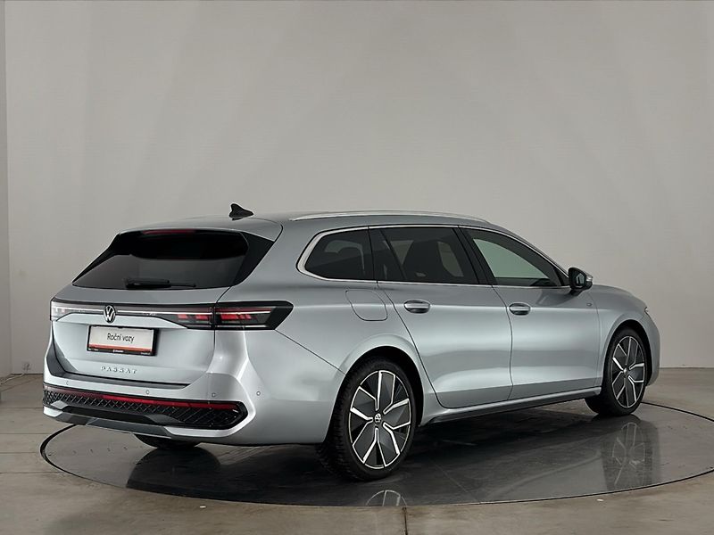 Volkswagen Passat R-Line People - fotka 2 z 31