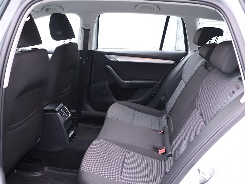 Škoda Octavia 1,6 TDI Ambition Xenon CZ DPH - fotka 15 z 31