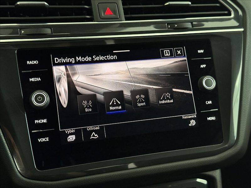 Volkswagen Tiguan Allspace 2,0 TDi  DSG 4x4 R-Line Matrix - fotka 40 z 45
