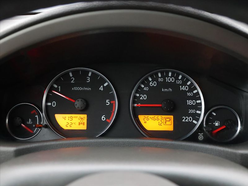 Nissan Pathfinder 2,5 dCi 126kW Automat 4WD CZ - fotka 16 z 31