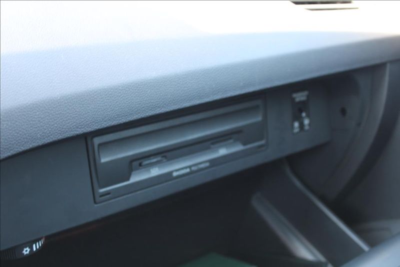 Škoda Octavia 1,6 TDi  DSG,STLYLE,SERVISKA - fotka 23 z 37