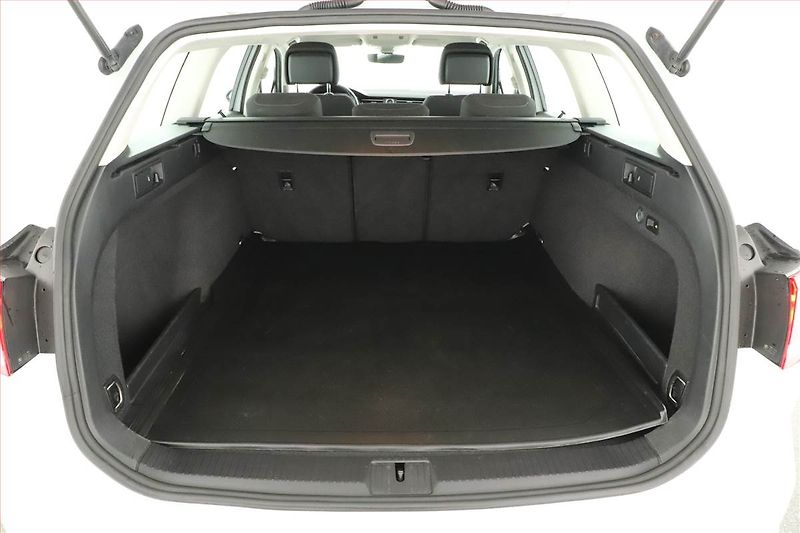 Volkswagen Passat (2019) 2.0 TDI, Automat, Navi - fotka 19 z 21