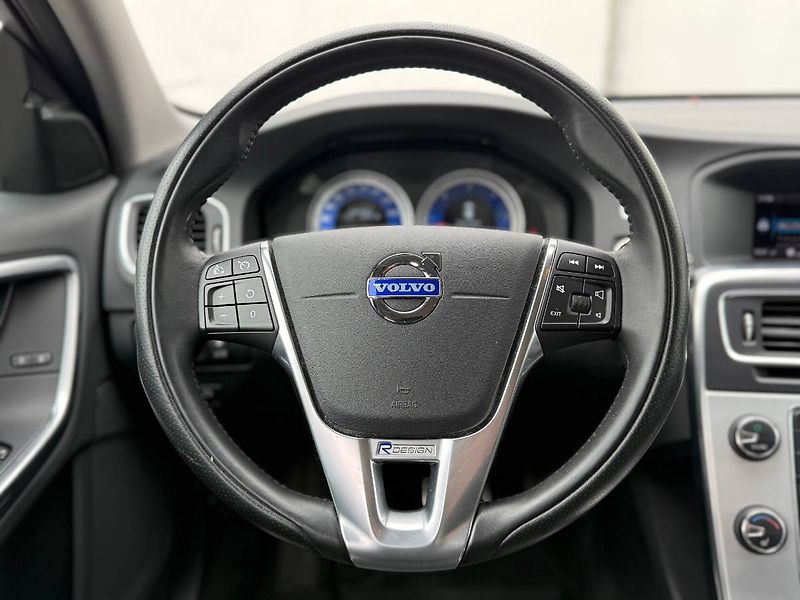 Volvo V60 (2012) 2.4 D5 158 kW R-Design AT - fotka 10 z 20