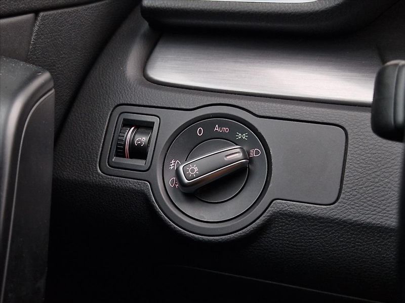 Volkswagen Passat 2,0 TDi 103kW KAMERA NAVI +ZIM - fotka 27 z 34