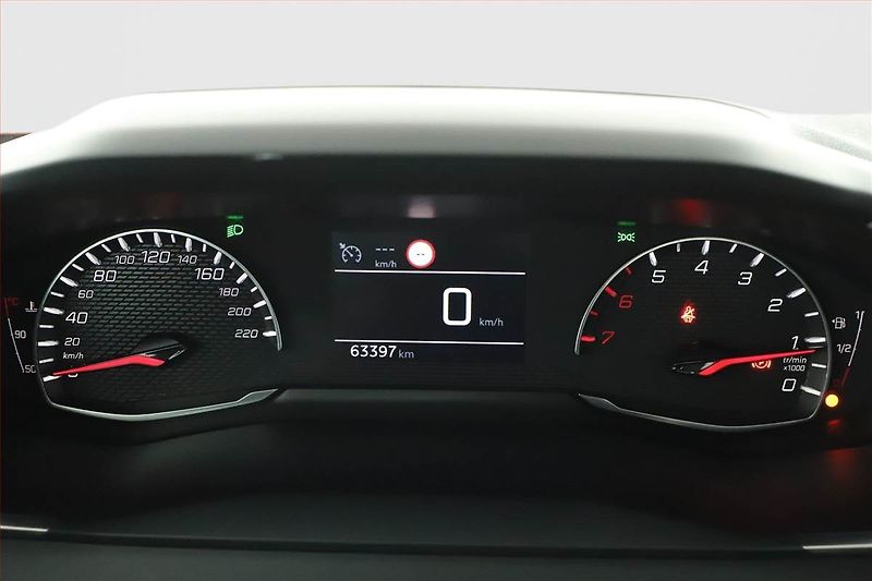 Peugeot 2008 (2021) Active 1.2 PureTech - fotka 8 z 14