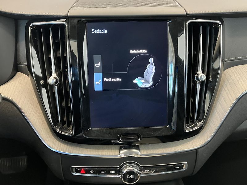 Volvo XC60 B4 AWD Inscription AT8, ČR - fotka 37 z 41