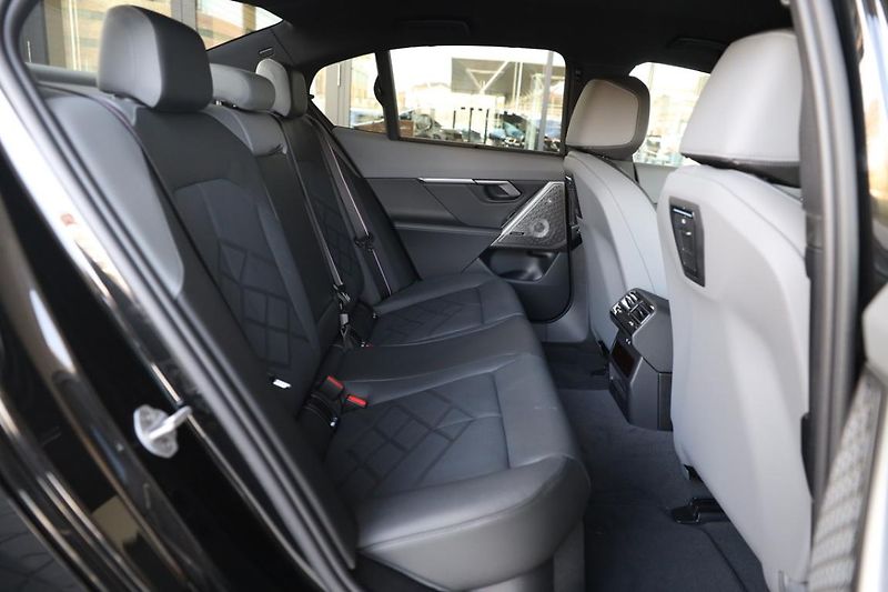 BMW i5 M60 xDrive sedan - fotka 6 z 17