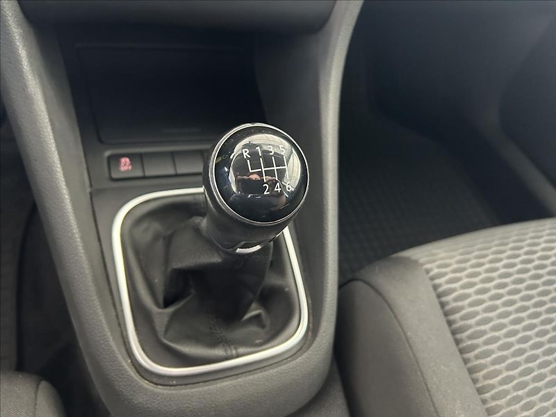 Volkswagen Golf 1,2   TSI 77kW,SERVISKA - fotka 16 z 20