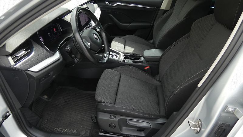 Škoda Octavia Combi 2,0 TDI Style 4x4 DSG 11 - fotka 19 z 25