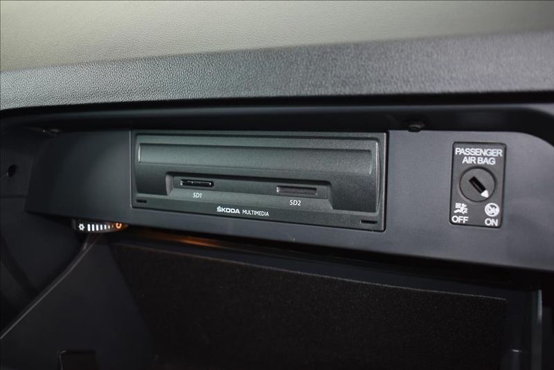 Škoda Octavia 1,6 TDi, DSG,NAVI,serviska, - fotka 37 z 40
