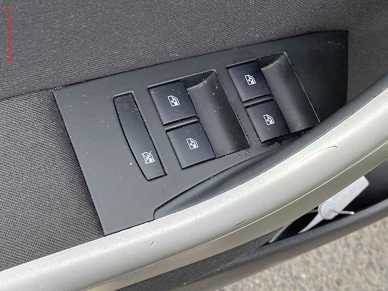 Opel Astra (2011) 1.6i, AC, xenon, navi - fotka 11 z 19