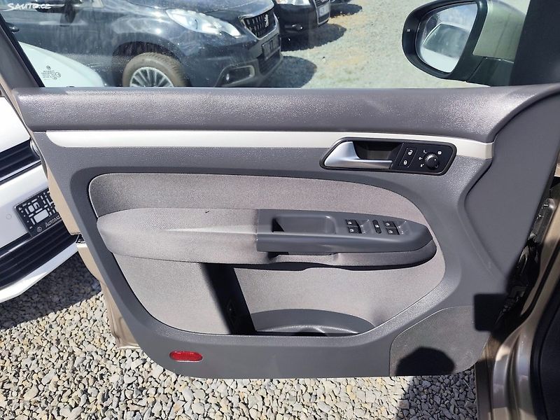 Volkswagen Touran (2014) - fotka 39 z 42