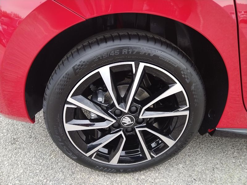Škoda Fabia 1,0TSI - fotka 8 z 27