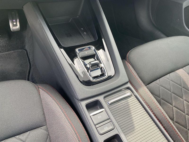 Škoda Octavia (2024) Combi 1.4 TSI iV DSG RS - fotka 27 z 35