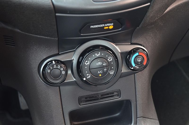 Ford Fiesta (2015) 1.25i 1.MAJITEL / STK 06/2028 - fotka 22 z 28