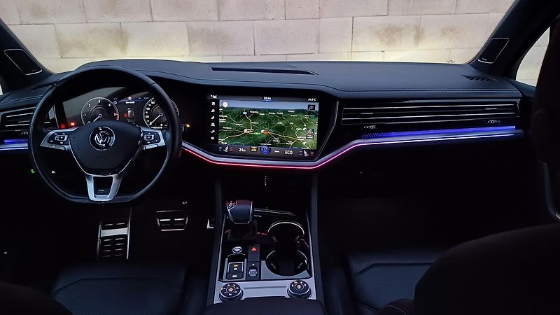 Volkswagen Touareg R-LINE TDI 210kW-ČR-NEHAV-DPH- - fotka 10 z 39
