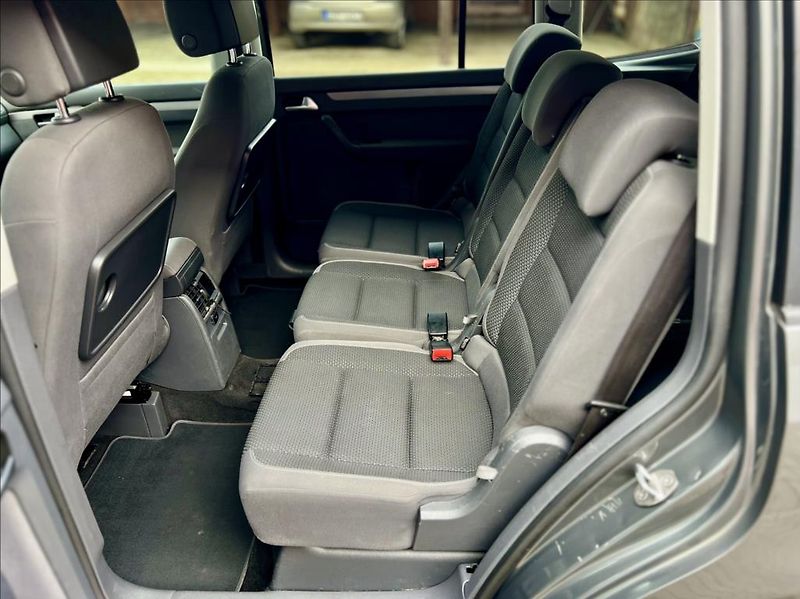 Volkswagen Touran 1,6 TDi / KLIMA / 7MÍST / DSG - fotka 12 z 39