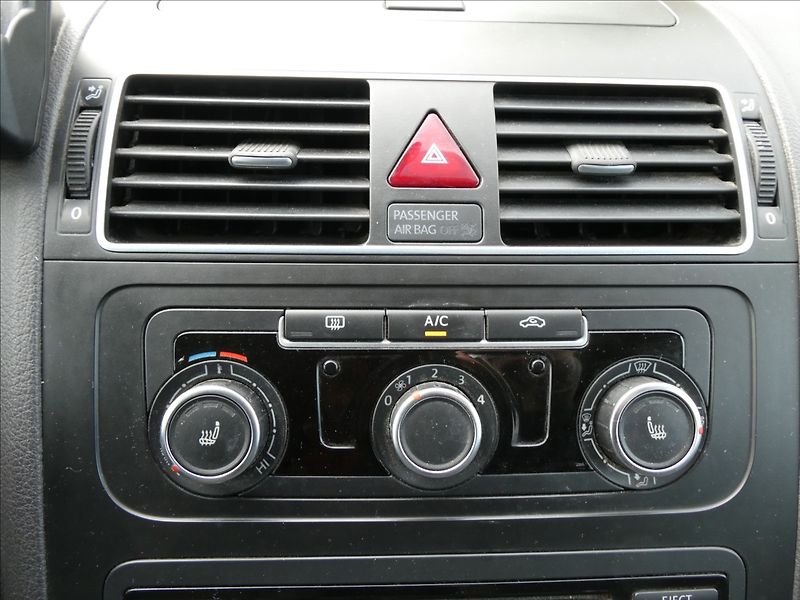 Volkswagen Touran 2,0 TDi 103kW Comfort,2x kola - fotka 27 z 47