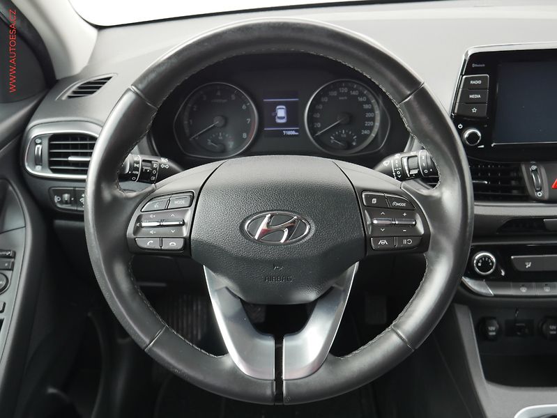 Hyundai i30 (2020) 1.5 DPi, ČR, Comfort, kamera - fotka 11 z 21