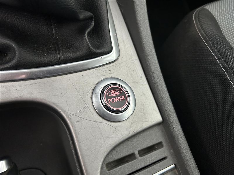 Ford Focus 1,6   SERVISKA,KLIMATIZACE - fotka 14 z 17
