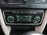 Škoda Superb (2012) Elegance 2.0 TDI, Navi, Xenony - náhled 16