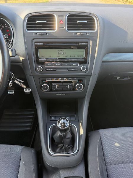 Volkswagen Golf (2011) VI 1,4i16V STYLE 1 MAJITEL - fotka 38 z 66
